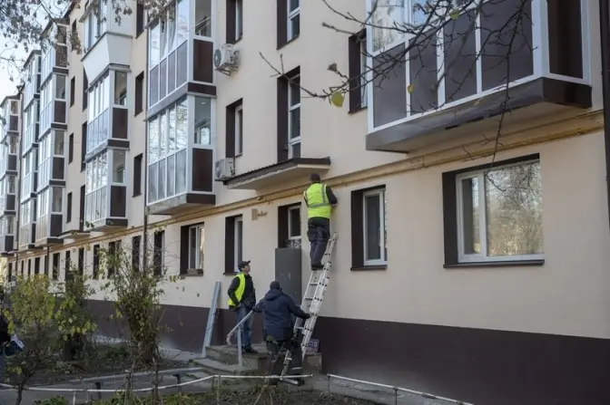 Директора київського КП відсторонили за недбалість після ремонту пошкоджених росіянами хрущовок на Подолі