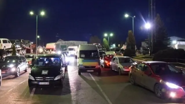 Один із пунктів пропуску на Львівщині закликають оминати через великі черги