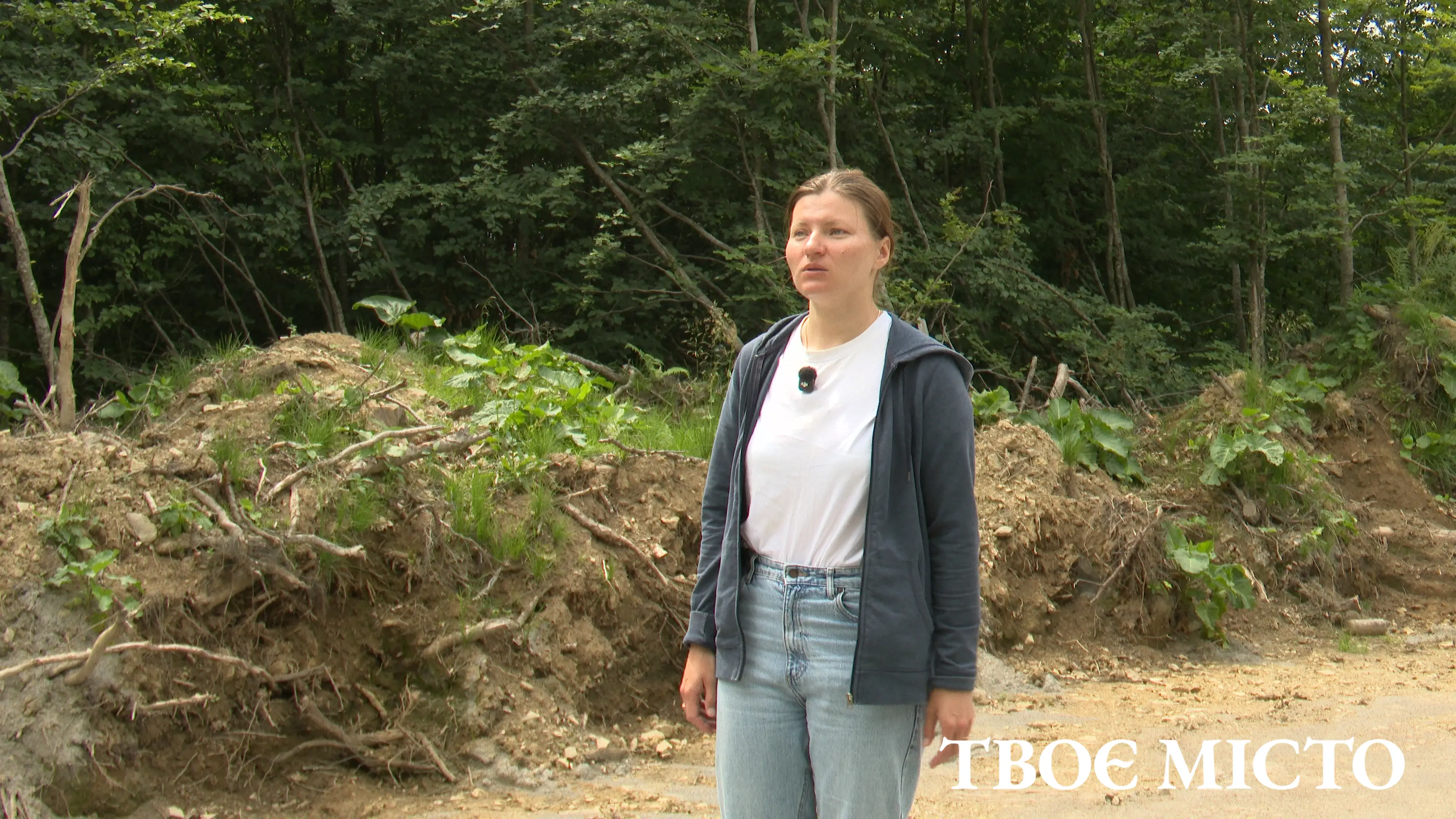 Екологиня Катерина Полянська на частині дороги, яку проклали в пралісі