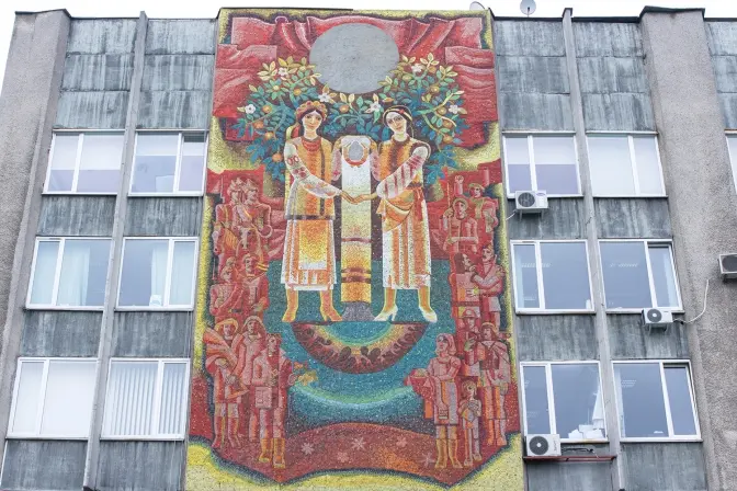 У Львові радянську мозаїку закрили банером. Чи планують її зберегти