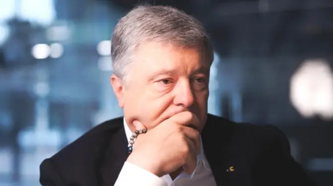 Порошенку повідомили про підозру у держзраді та сприянні тероризму