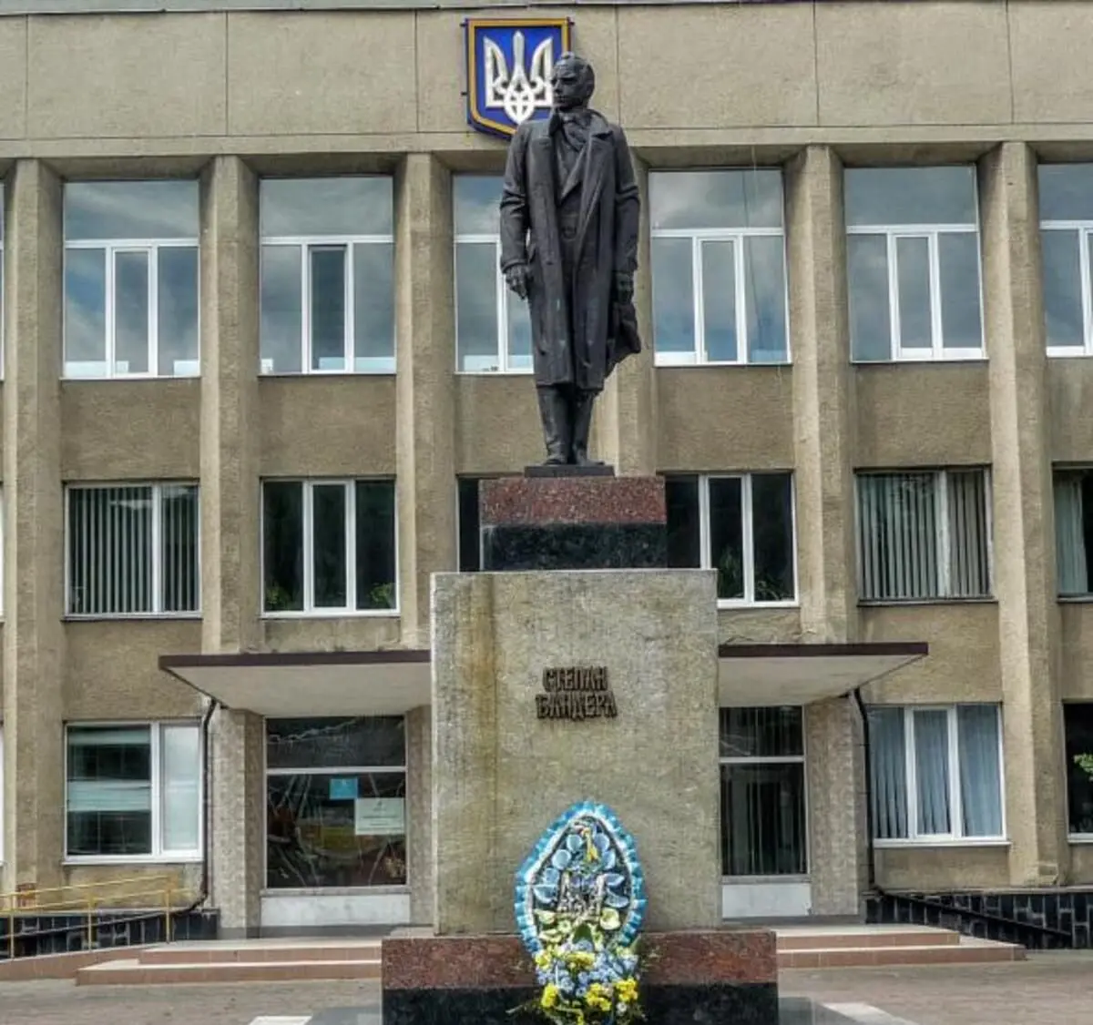 Пам'ятник Степану Бандері у місті Сколе. Позаду - Сколівська міська рада