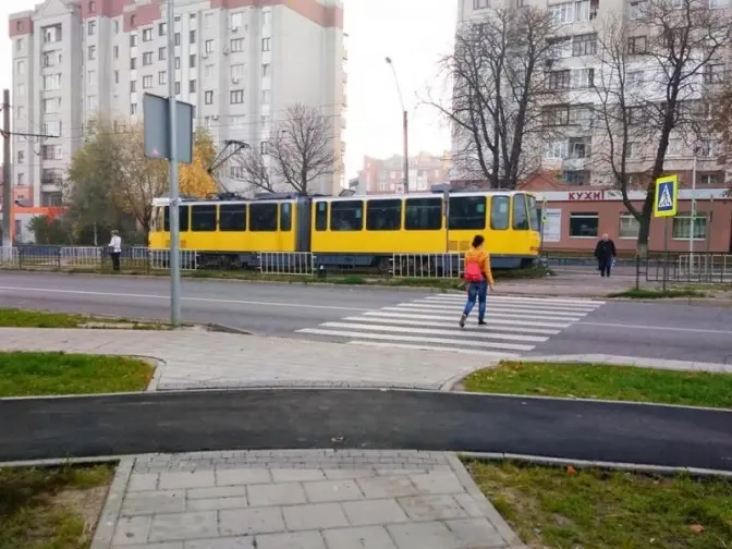 На вулиці Княгині Ольги у Львові облаштовують велодоріжку. Фото
