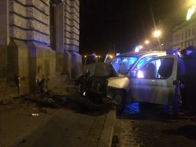 Аварія у Львові: авто влетіло в Оперний театр