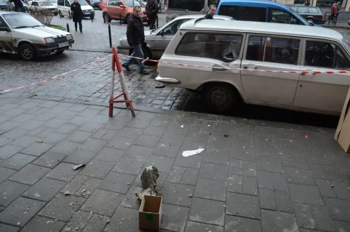У Львові на автомобіль впала частина карнизу з будинку