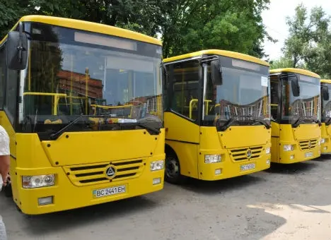Водіям громадського транспорту у Львові роздаватимуть питну воду