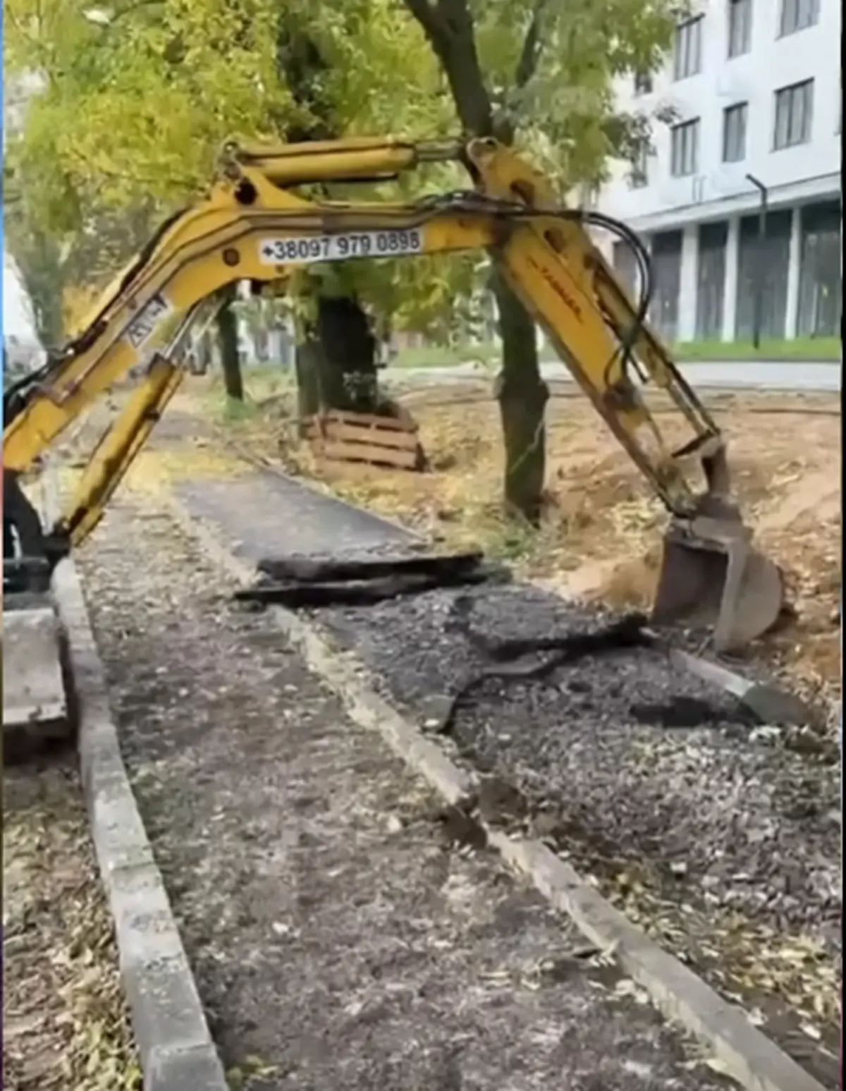 Переміщують доріжку / фото: скриншот з відео Антона Коломєйцева