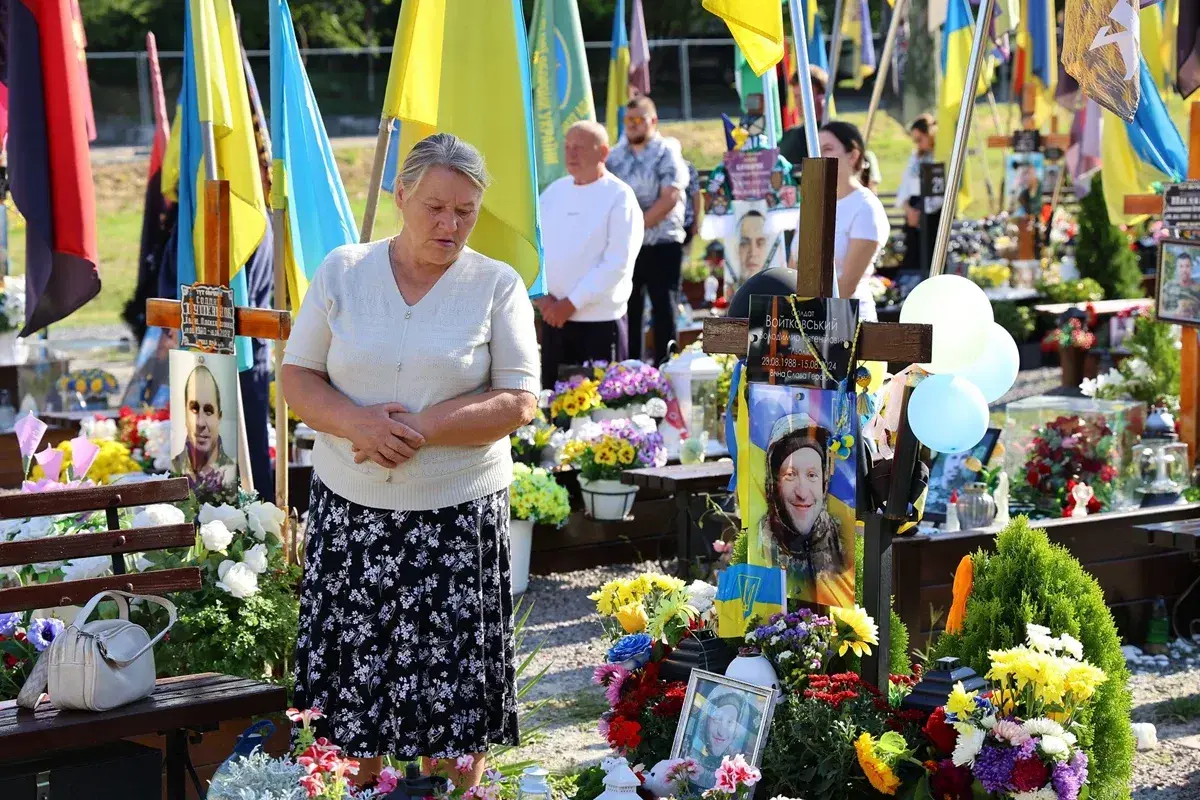 У Львові у День Незалежності України вшанували полеглих воїнів / фото: ЛОВА