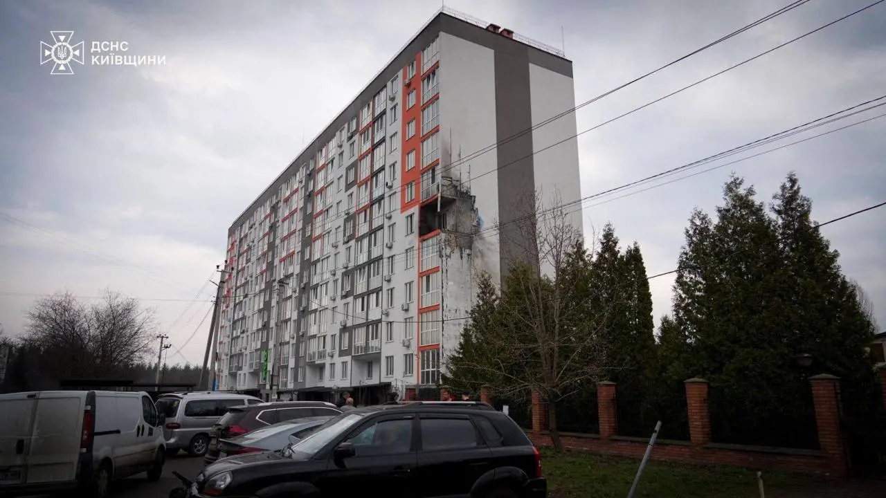 Російський дрон влучив у багатоповерхівку в Обухові