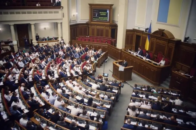 «Антиукраїнські норми». Що не так із законом про медіа, який просувають нардепи