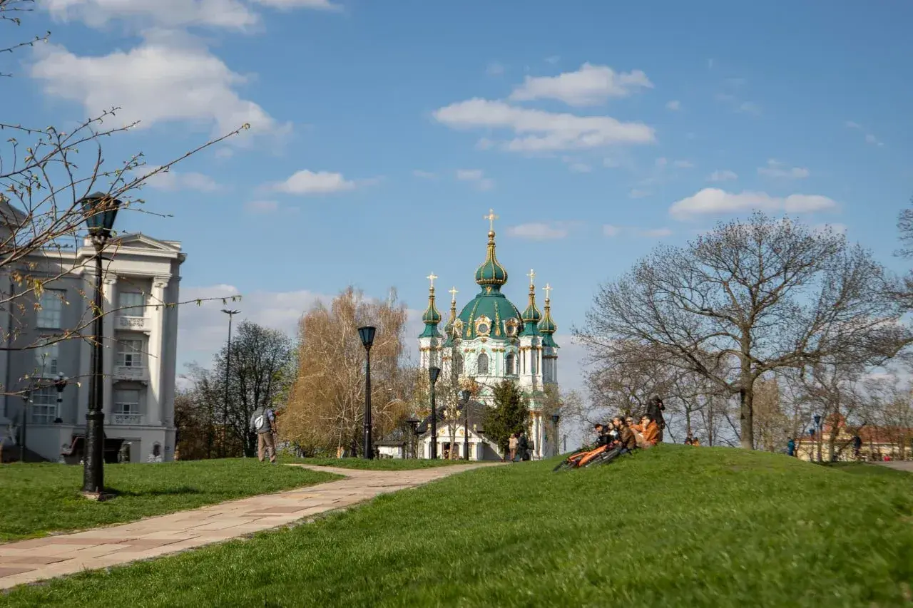Нічні заморозки та весняне потепління: якою буде погода у Києві та області протягом тижня