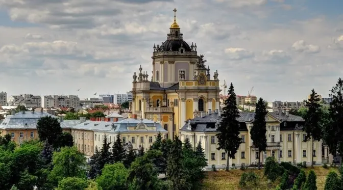 Львів’ян запрошують на екскурсії Митрополичими садами