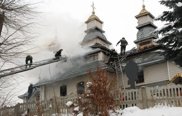 У Львівській області горіла старовинна церква. Відео
