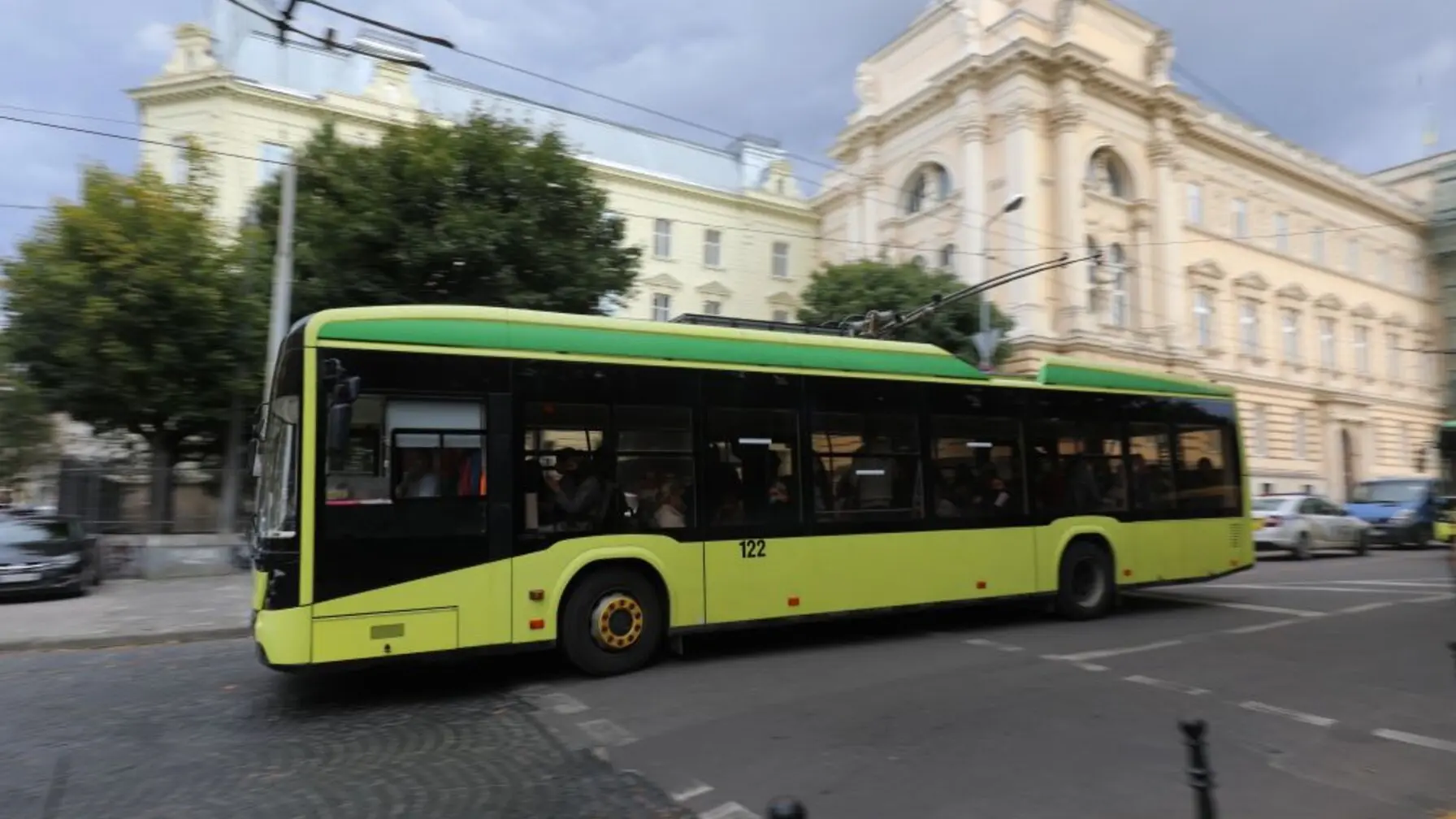 У Львові на вихідні посилять транспорт до міських кладовищ