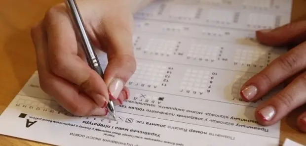 Українців застерігають про шахраїв, які пропонують відповіді до ЗНО