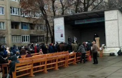 Понад сотня людей очікують у черзі на продуктові набори у Львові. Фото дня