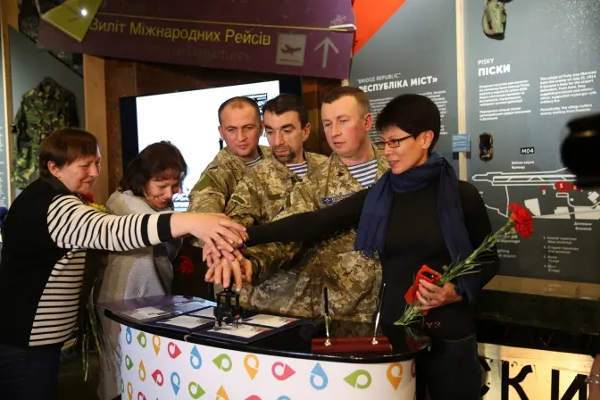 Укрпошта ввела в обіг марку, присвячену «Кіборгам». Фото