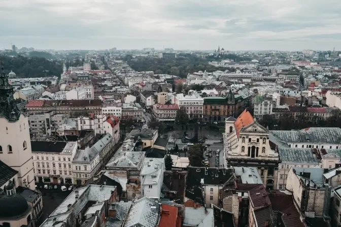 «Це загальноєвропейська справа». Іноземці, які лишаються у Львові, попри можливе вторгнення Росії