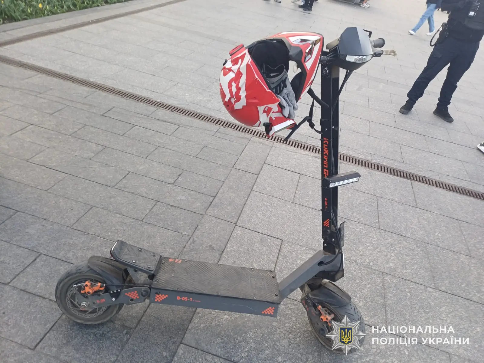Самокат, на якому здійснили наїзд на дитину / фото Поліції Львівської області
