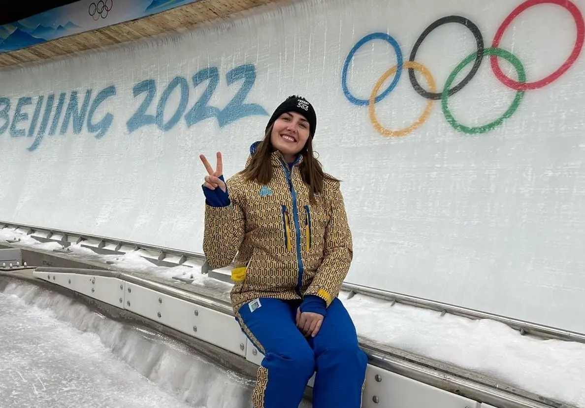 На фото: ОЛЕНА СТЕЦКІВ ПЕРЕДАЄ ОЛІМПІЙСЬКЕ ВІТАННЯ З КИТАЮ