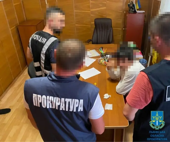 У Львові на хабарі затримали киянина. Він зберігав дитячу порнографію і хотів знищити докази