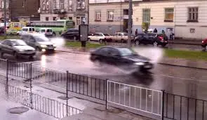 На вулицях Львова чистять дощоприймачі