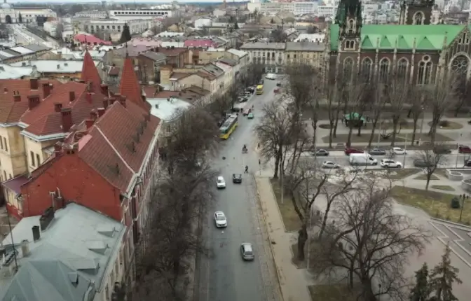 У Львові на пів року закрили другу частину Бандери. Транспорт курсує зі змінами