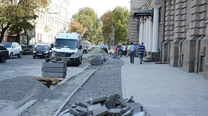 На проспекті Свободи добудовують велодоріжку. Фото