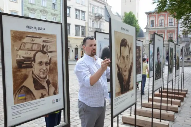 На площі Ринок відкрили фотовиставку про загиблих на війні