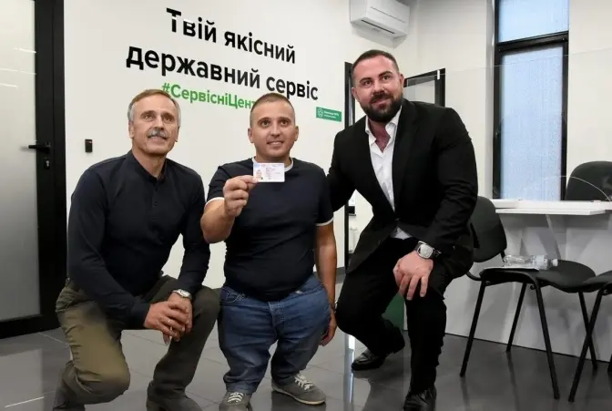 У Львові водійські права отримав перший випускник автошколи для осіб з інвалідністю
