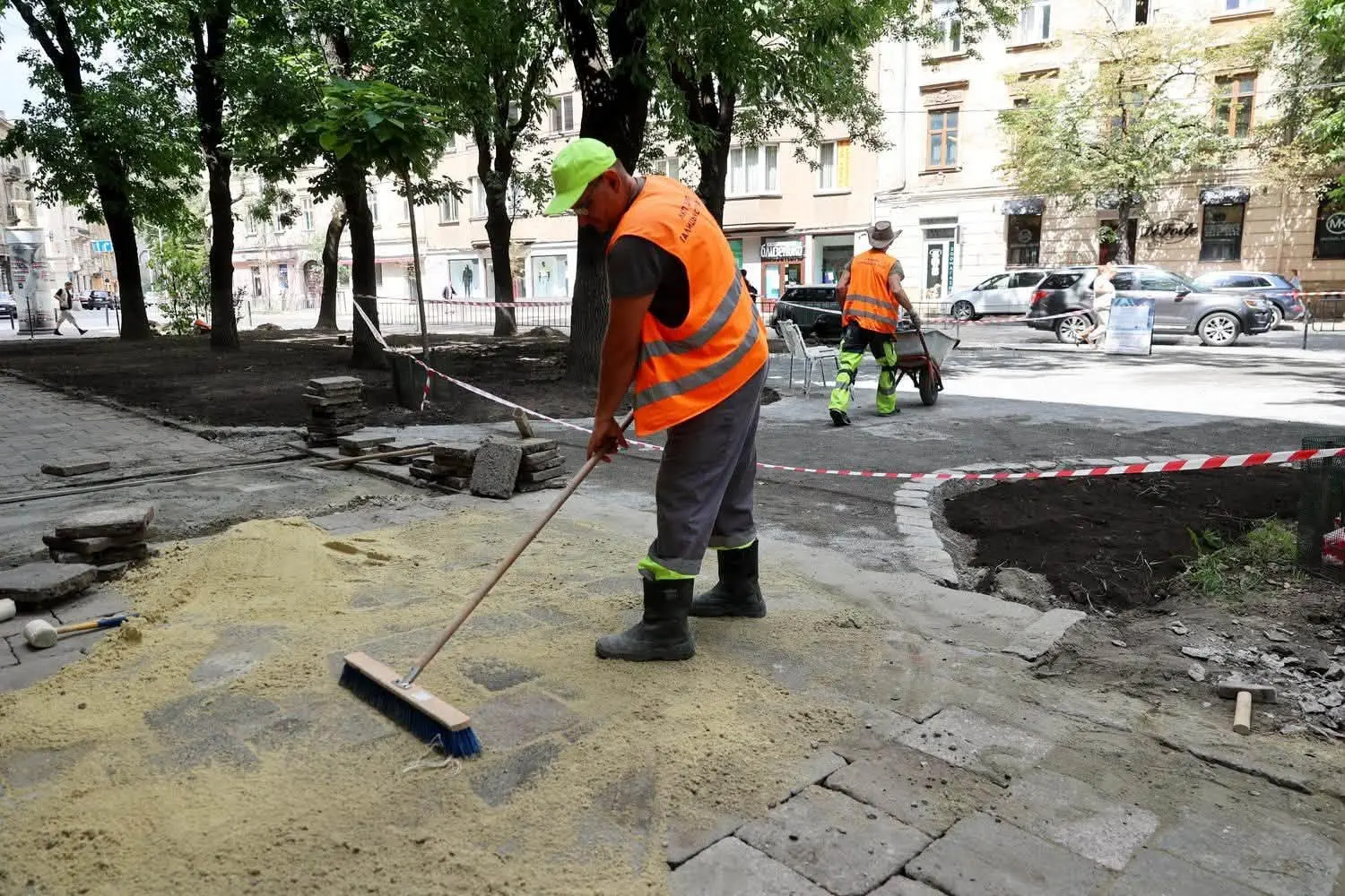 У Львові оновлюють сквер ім. Леоніда Штейна на вул. Князя Романа / фото: Андрій Москаленко