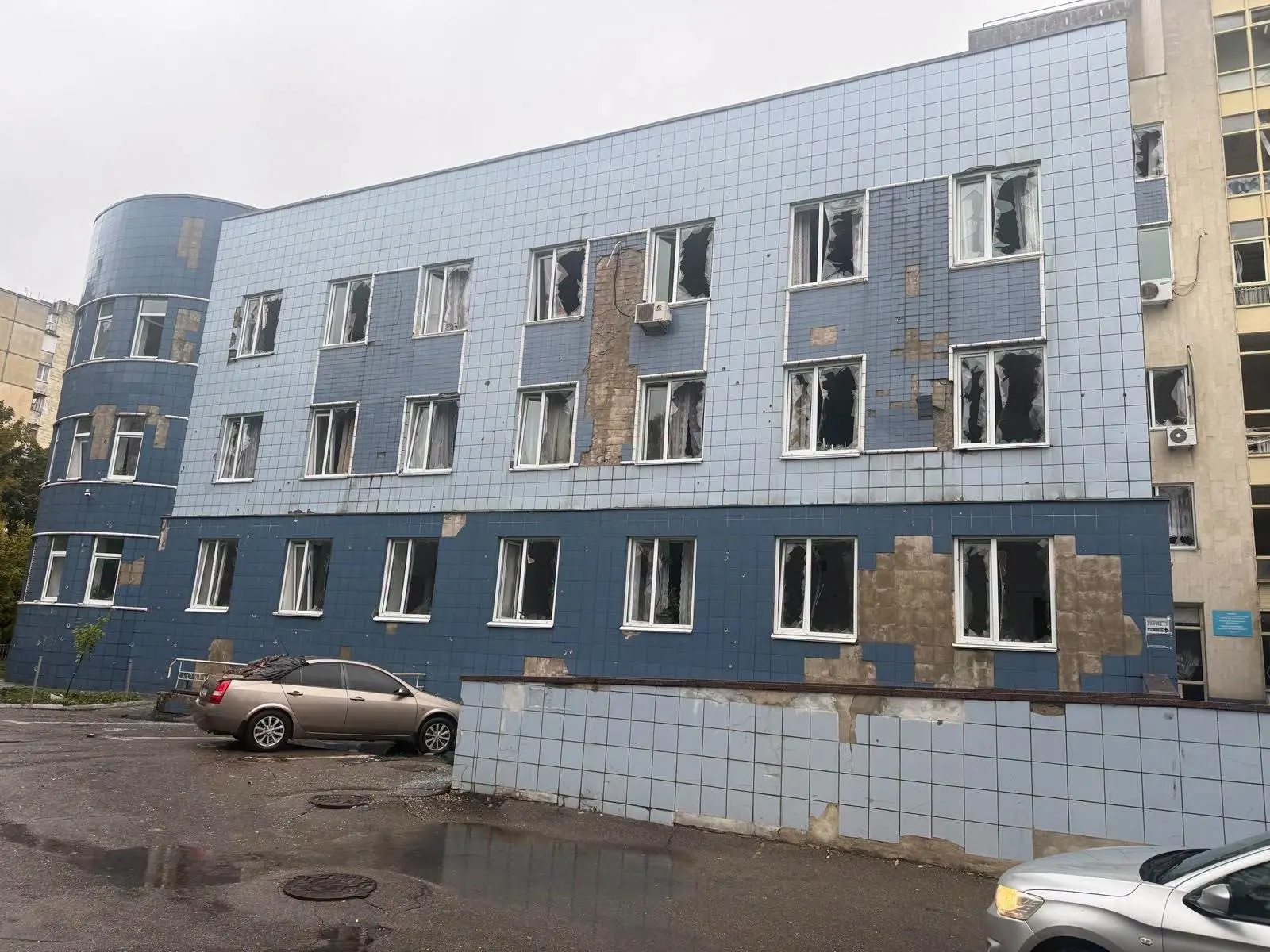 У Києві через російську атаку пошкоджено медзаклад: куди звертатися пацієнтам