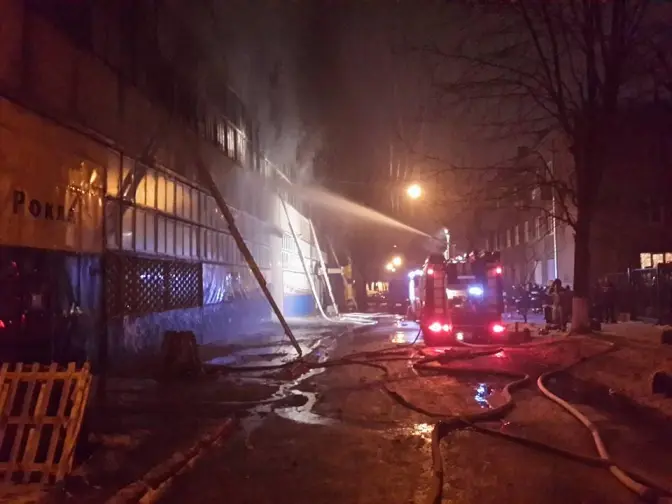 У Львові у приміщенні заводу «Електрон» гасили пожежу понад 5 годин. Відео