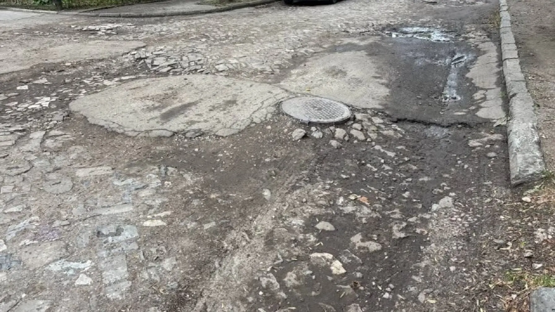 Частину вулиці Юхновського перекриють до кінця серпня.