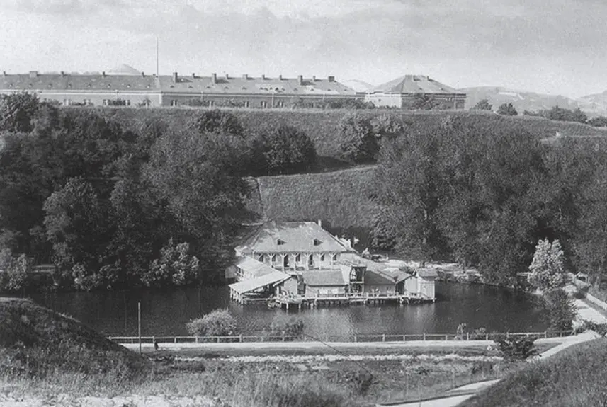 1. Фото 1893р. На першому плані купальня на Пелчинському ставі, за якою видніє куртина оборонного валу та корпус казарм зі східною баштою Львівської Цитаделі. Ілюстрація з праці І. Котлобулатової "Львів на фотографії 2. 1860 – 2011». Львів: видавництво «Центр Європи», 2011 р.