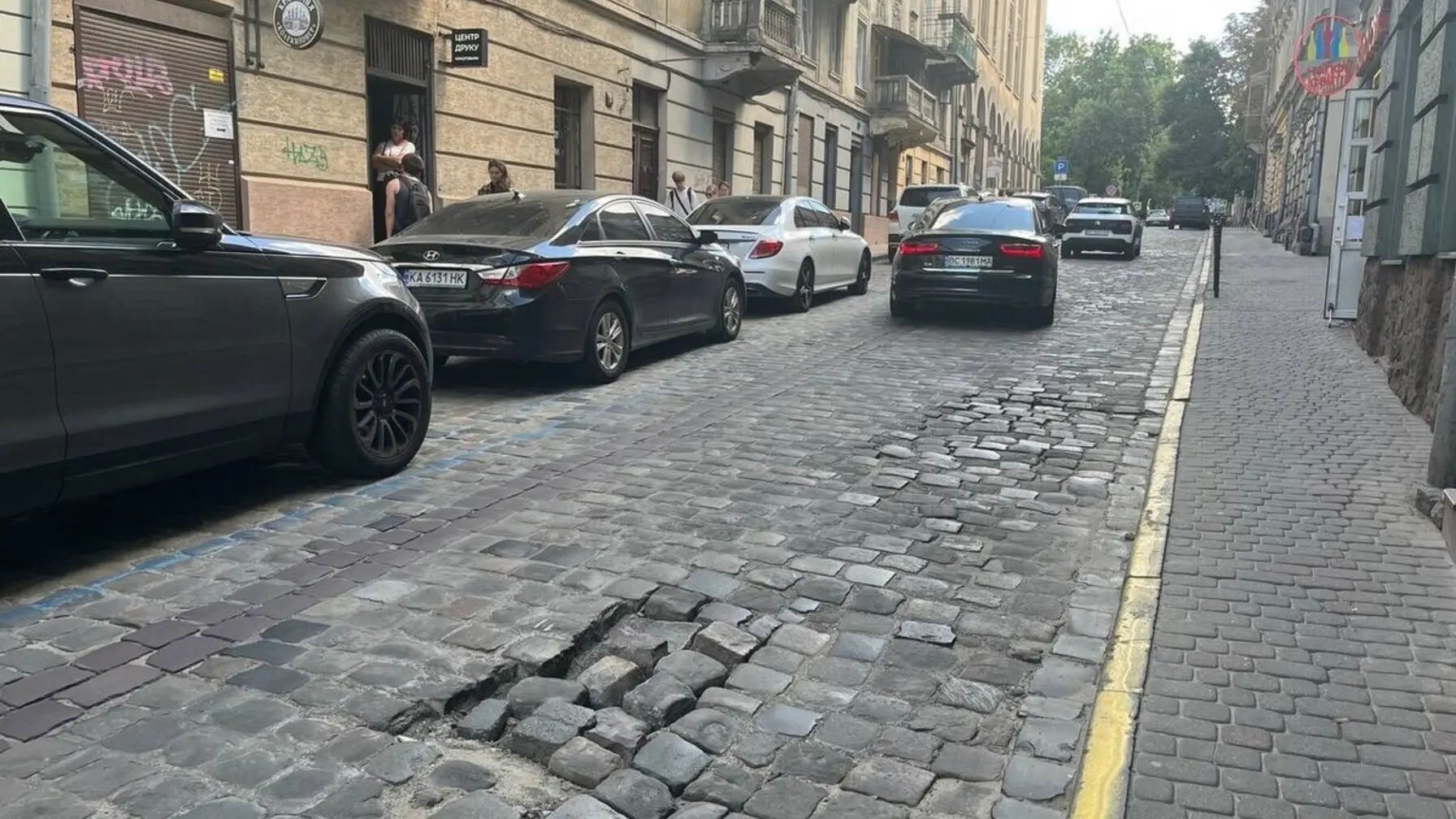 На вулиці Гавришкевича у Львові перемостить бруківку / фото ЛМР