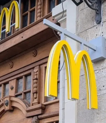 Вивіска "МакДональдсу" на площі Ринок до заміни