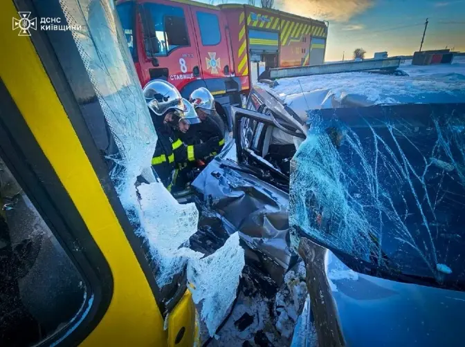 На Київщині сталася ДТП за участю шкільного автобуса: в салоні було 19 дітей