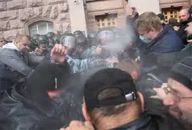 Як нейтралізувати дію сльозогінного газу