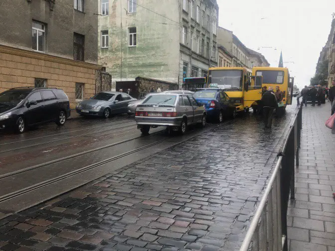 Ситуація на дорогах:у Львові зіткнулися шість автомобілів