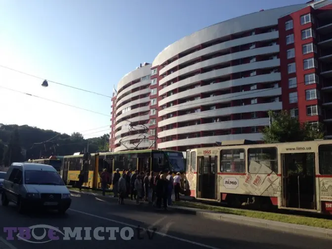 Ситуація на дорогах Львова: на вул. Стуса зупинилися трамваї