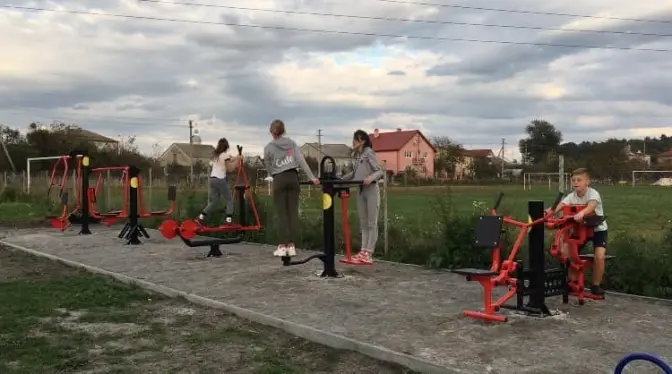 У мікрорайоні Білогорща облаштували дитячий спортивний майданчик. Фото