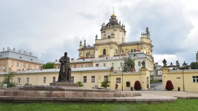 Для реставрації території собору Святого Юра використають будматеріали за суттєво завищеними цінами