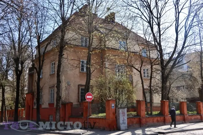 Більша частина історичної будівлі на Єфремова, де раніше була онкополіклініка, досі пустує