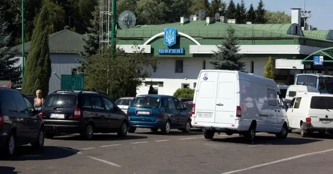 На кордоні з Польщею на Львівщині черги із десятків автівок