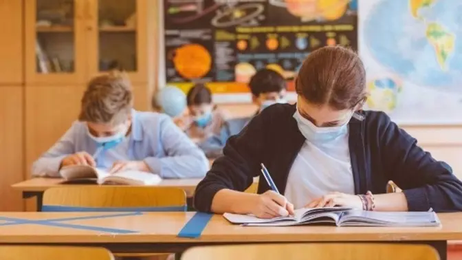 На Львівщині учні та студенти повертаються до очного навчання