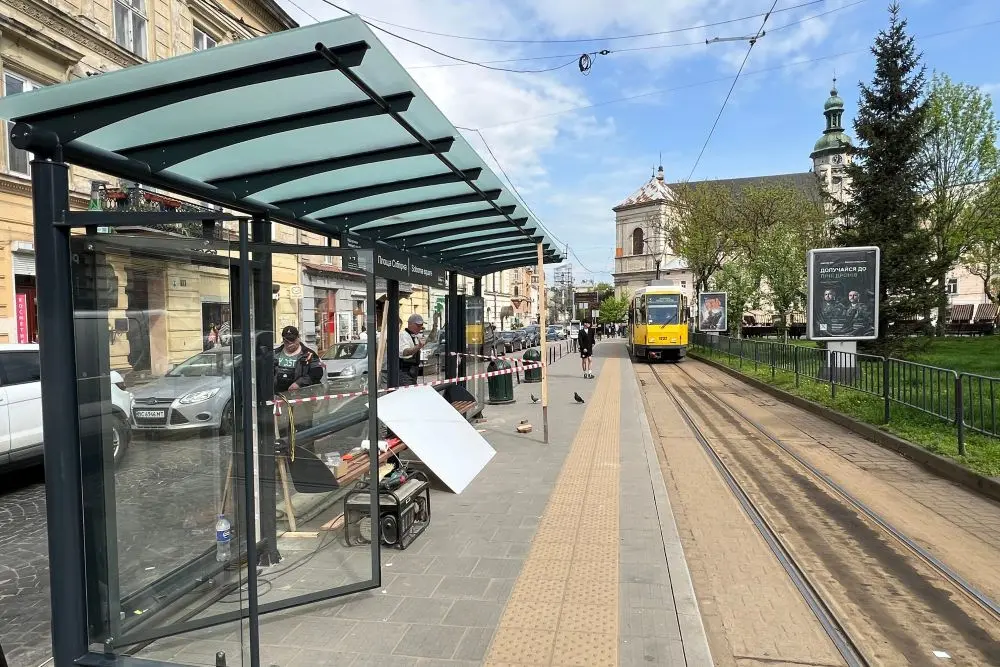 На кінцевій двох трамваїв у центрі Львова встановлюють 8-метровий павільйон очікування