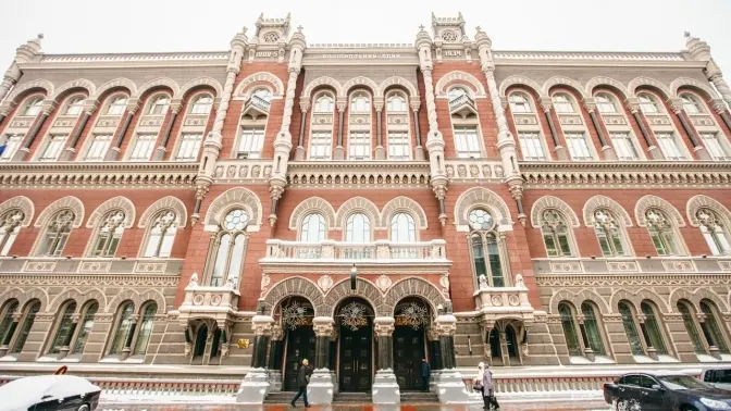 На будівлі НБУ в Києві встановлять захисну сітку і підмажуть тріщини за 1,3 млн грн