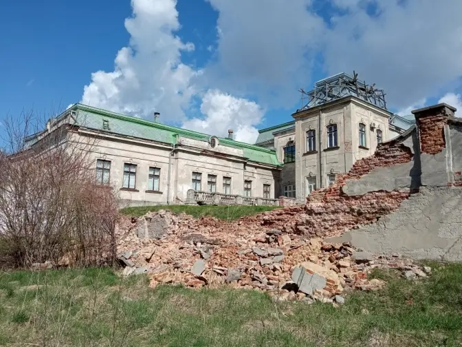 На Львівщині обвалилася частина муру Палацу Потоцьких