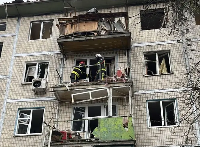 Внаслідок російської атаки в Києві та області пошкоджені житлові будинки, загинула жінка є поранені
